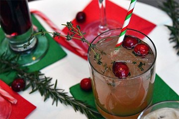 Christmas Tyme inspired cocktail with fresh tyme and cranberries.